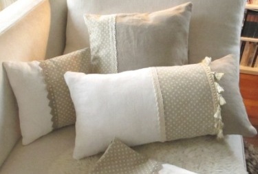 "chüssischlacht" soll neue Bezüge für vier bereits vorhandene Kissen machen - und das in möglichst neutralen Farben...  gar nicht so einfach - wie sich herausstellte... >>>weiterlesen